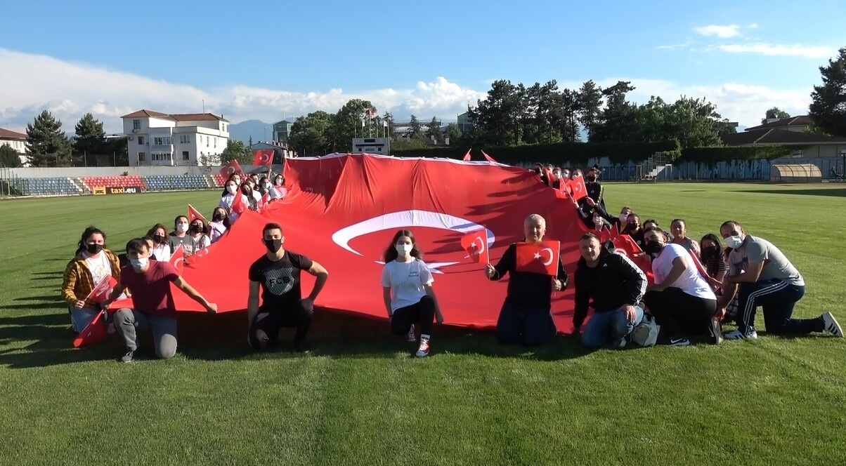 50 milli sporcu 18 Temmuz Stadyumu'nda bir araya gelerek, ay-yıldızlıların yanında olduklarını ve desteklediklerini göstermek adına dev Türk bayrağı açarak marşlar söyledi.