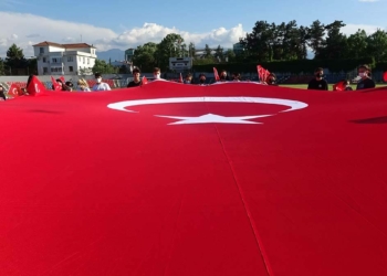 A Milli Takım'a destek için dev Türk bayrağı