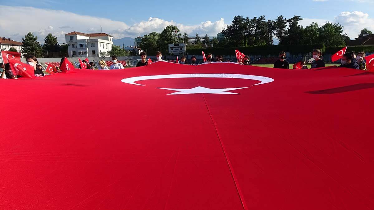A Milli Takım'a destek için dev Türk bayrağı
