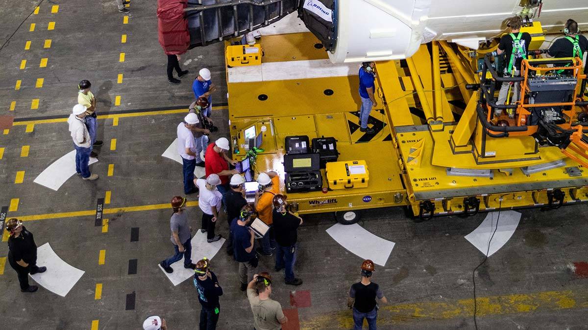 İlk kadını Ay'a götürecek dev roketler bir araya getirildi