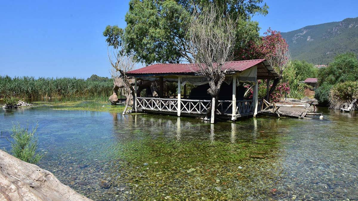 NASA'nın paylaştığı Kadın Azmağı'nda su seviyesi azaldı, süresiz olarak insan girişine kapatıldı, bölgeye uyarı levhaları yerleştirildi.