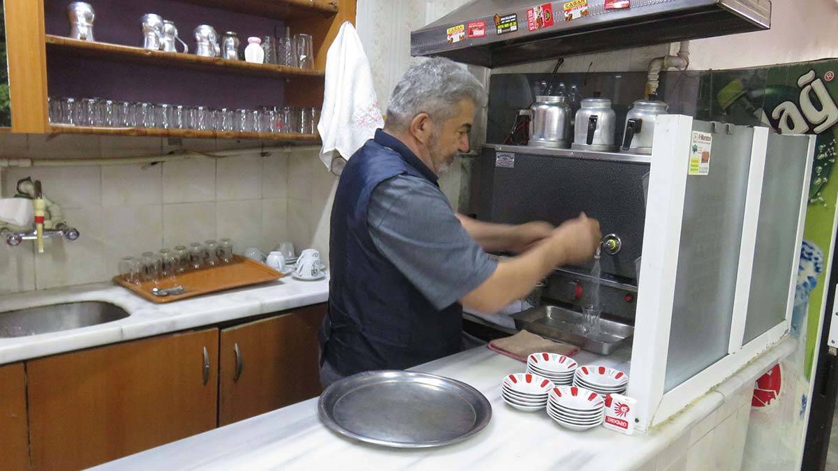 Kahvehaneler bu sabah kapılarını açtı
