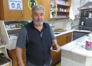 Kahvehaneler bu sabah kapılarını açtı