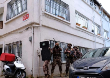 Kapıya sahte mühür takmış