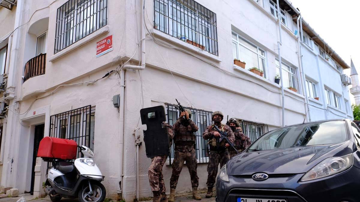 Kapıya sahte mühür takmış