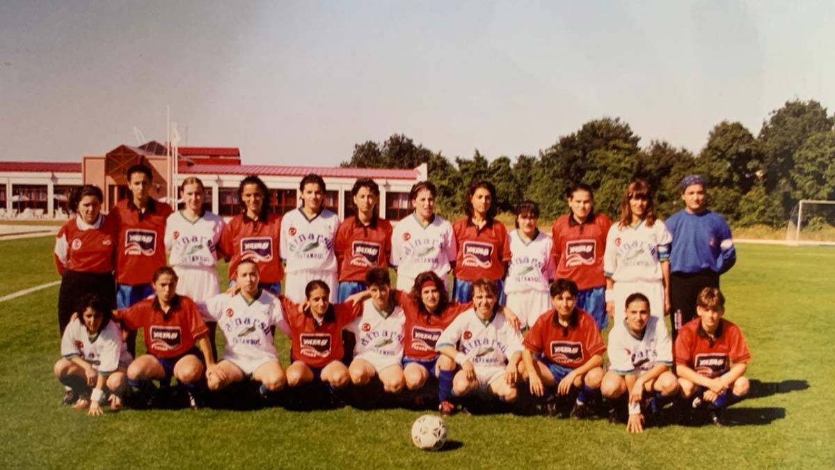 Futbolculuk kariyerinden uzak bir hayat sürüyor