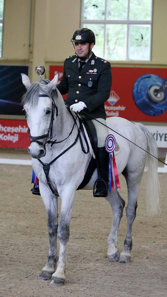 Para At Terbiyesi ödülü Gazi Binbaşı Özgür Belen’e