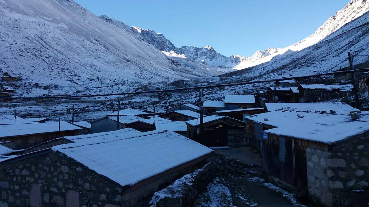 Yaylalar yağan karla beyaza büründü