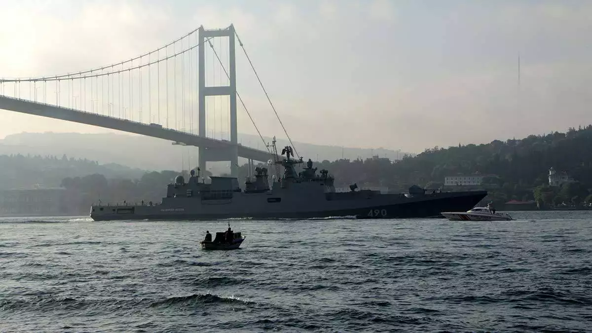 Rus savaş gemileri peş peşe i̇stanbul boğazı'ndan geçti