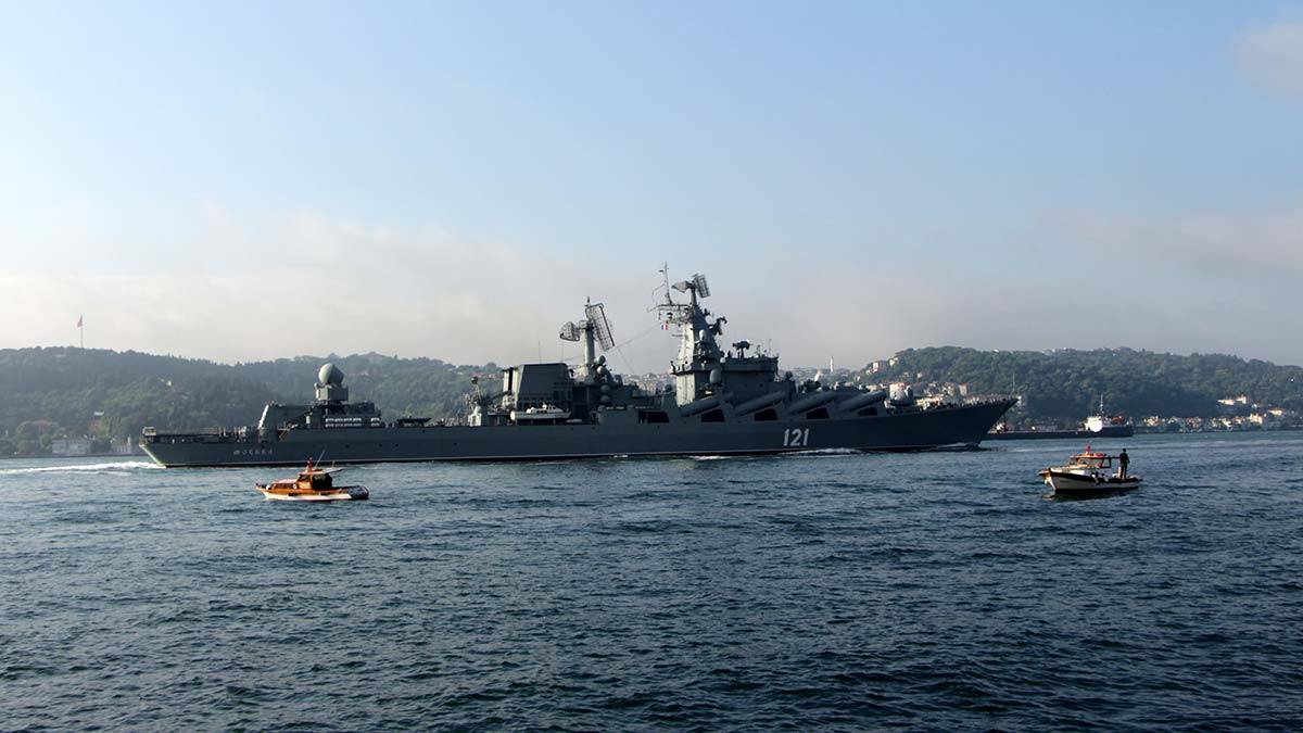Rus savaş gemileri peş peşe İstanbul Boğazı'ndan geçti
