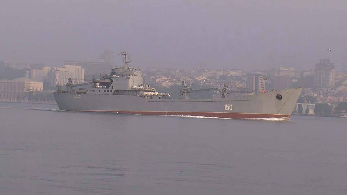 Rus savaş gemisi İstanbul Boğazı'ndan geçtiRus savaş gemisi İstanbul Boğazı'ndan geçti