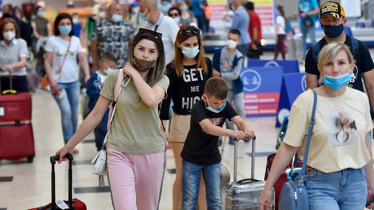 Rusya'nın uçuş kısıtlamasını kaldırmasının ardından Antalya'ya binlerce Rus turistin gelmesi havalimanını hareketlendirdi. Ruslar hava trafiğini yüzde 45 artırdı.