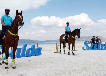 Salda Gölü'nde güvenlik atlı jandarmaya emanet