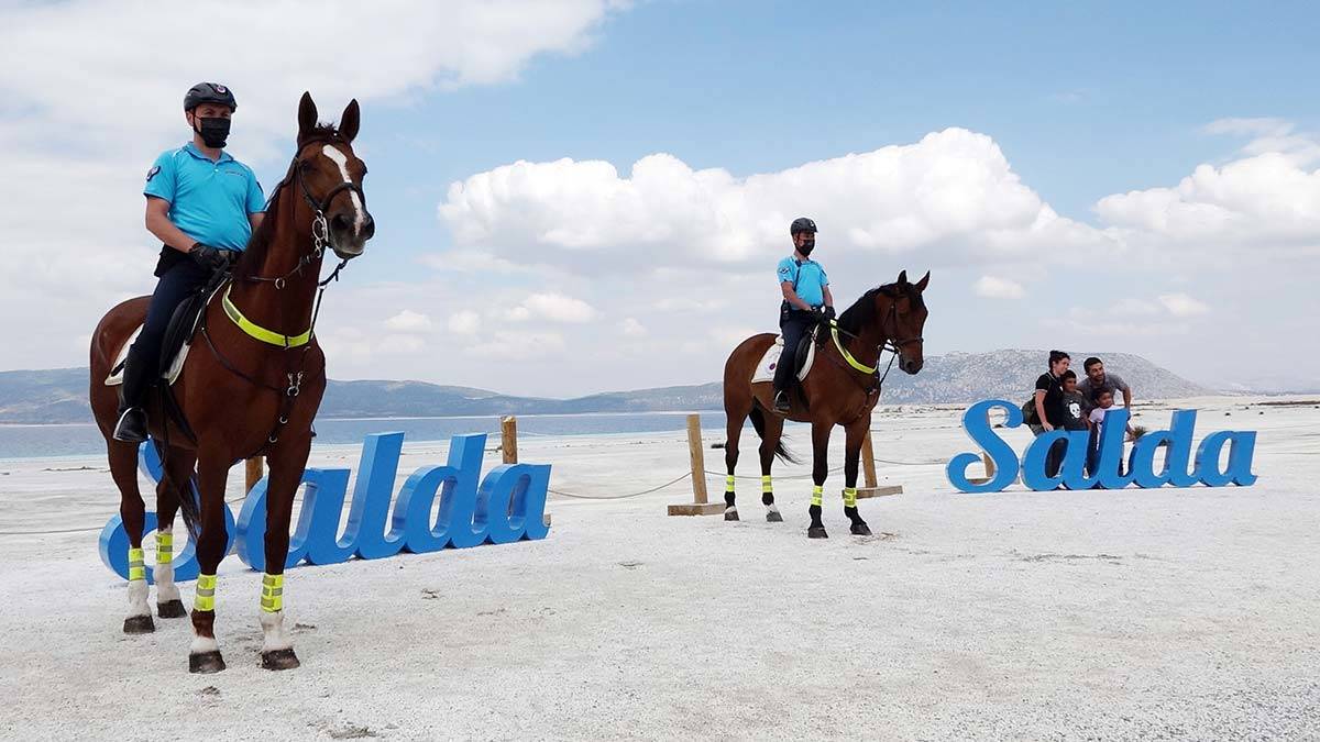 Salda Gölü'nde güvenlik atlı jandarmaya emanet