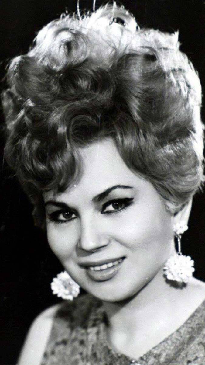 Antalya’da zatürre teşhisiyle tedaviye alınan TRT sanatçısı Yıldız Ayhan yaşamını yitirdi. Ayhan'ın cenazesi, yarın Zincirlikuyu Mezarlığı'nda toprağa verilecek.