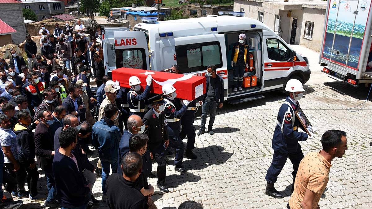 Şehit olan güvenlik korucusu toprağa verildi