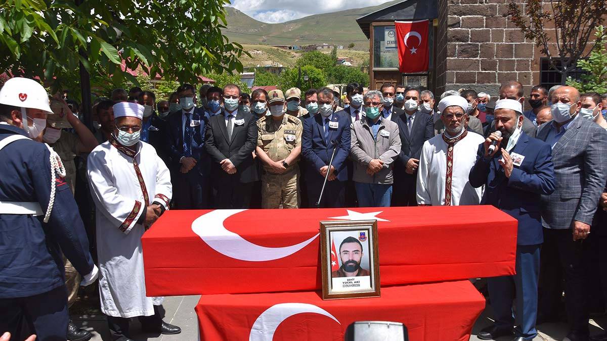 Şehit olan güvenlik korucusu toprağa verildi