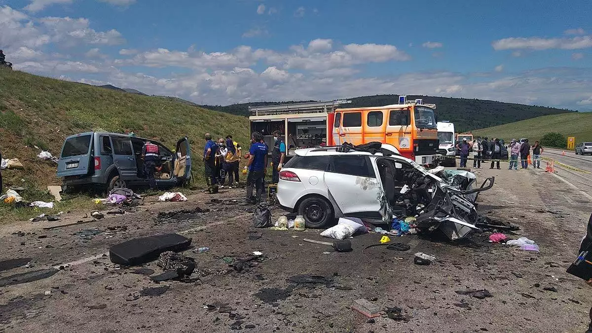 Sivas'ta otomobil ile hafif ticari araç çarpıştı: 9 ölü