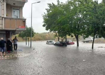 Sultangazi'de evleri su bastı