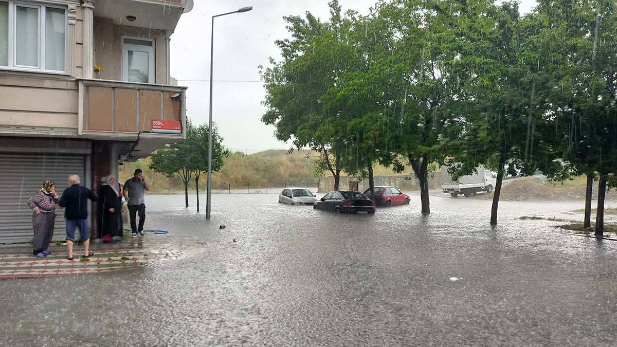 Sultangazi'de evleri su bastı