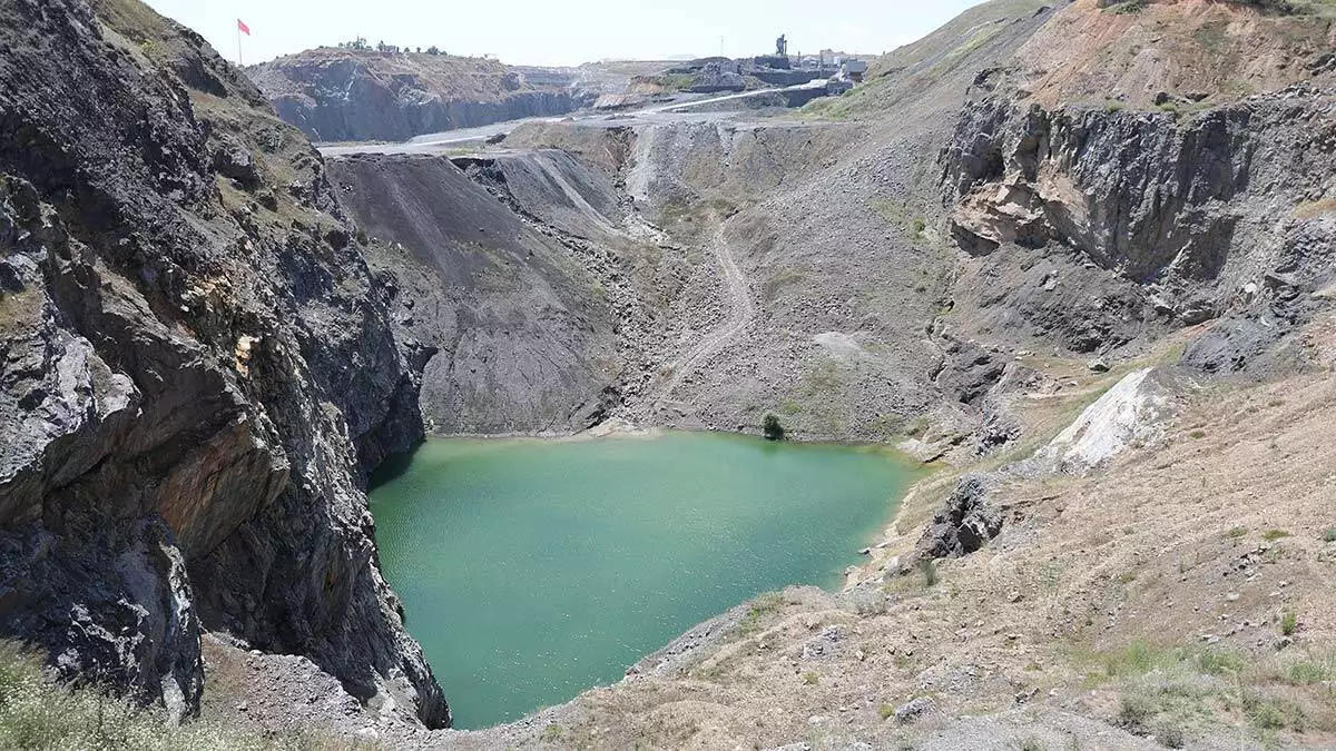 Dev çukurlar tehlike saçıyor