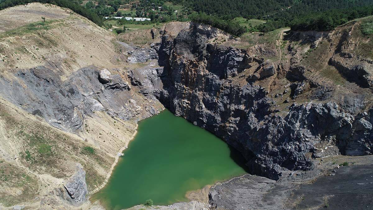 Dev çukurlar tehlike saçıyor