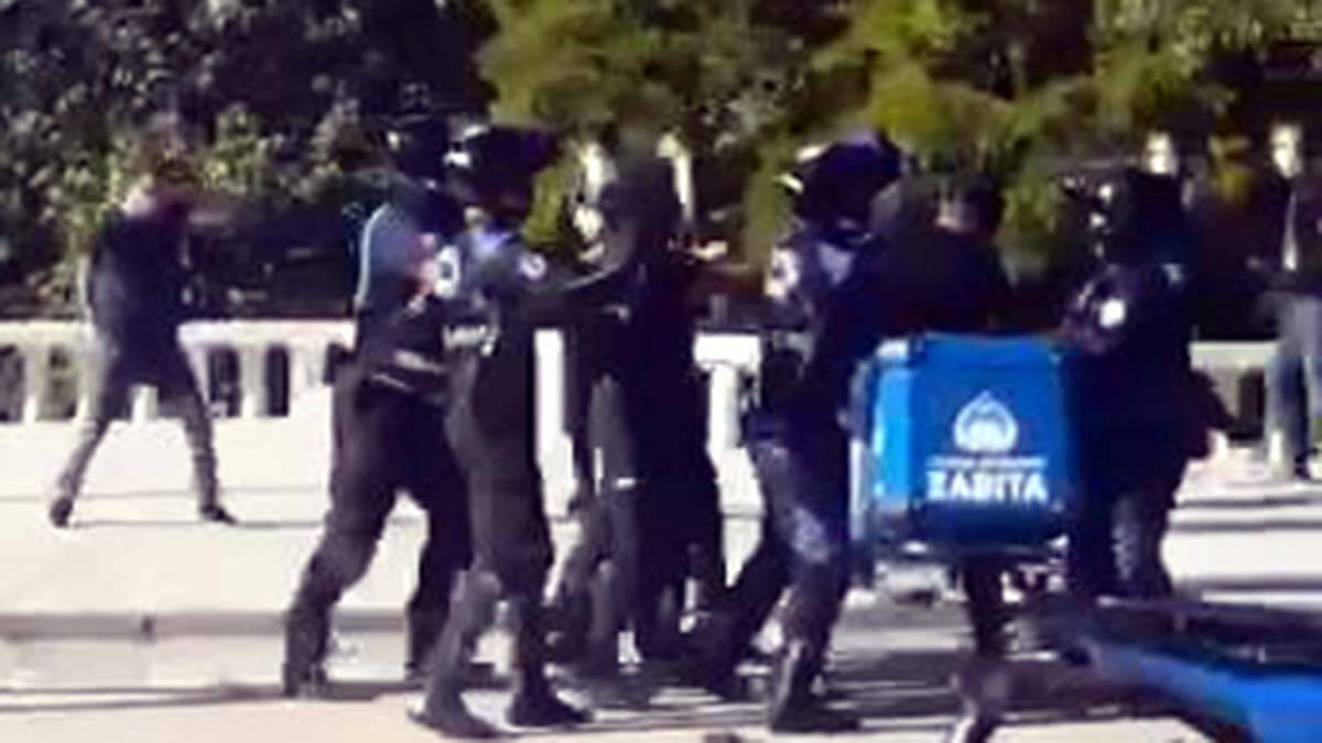 Zabıtadan seyyar satıcıya coplu müdahale