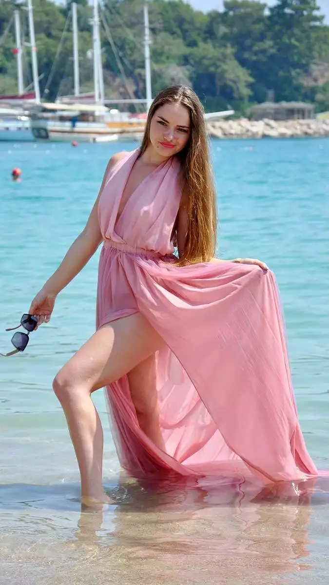 Ukrayna'dan antalya'nın kemer ilçesine tatile gelen marina dilova (29) ve ksenia sheverdina (30), tatil anılarını ölümsüzleştirmek için plajda özel fotoğraf çekimi yaptırdı.