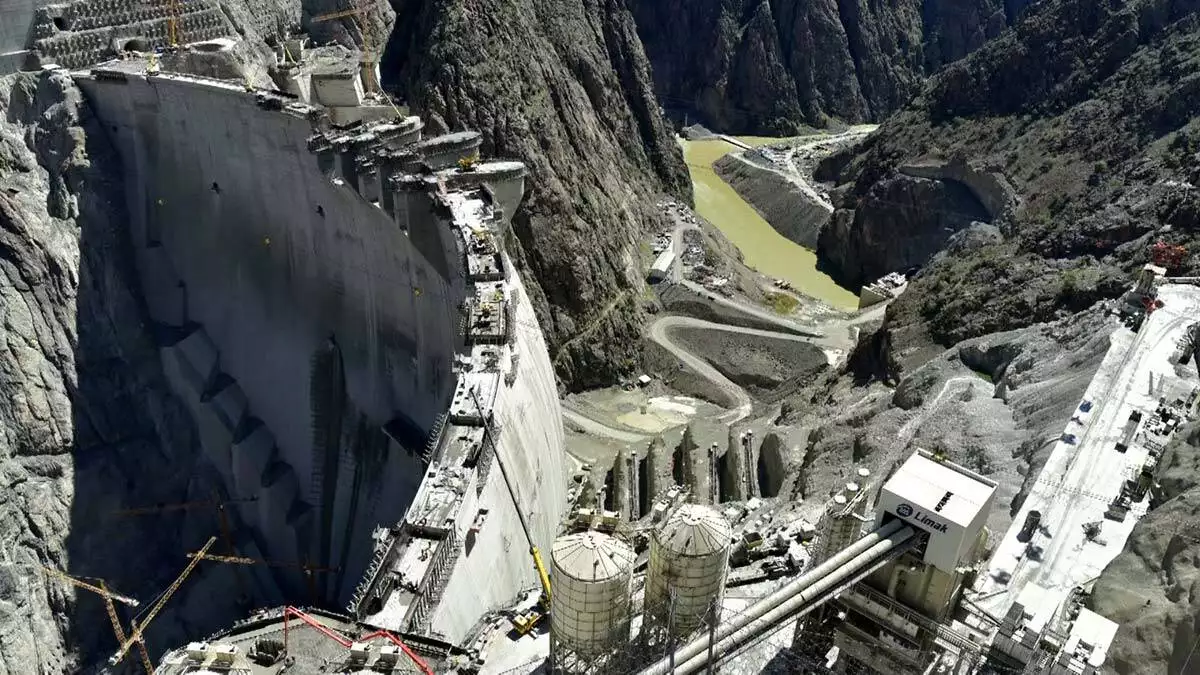 Türk mühendisler tarafından inşa edilen türkiye'nin en yüksek barajı, ülke ekonomisine yıllık 2 milyar tl katkı sağlayacak.