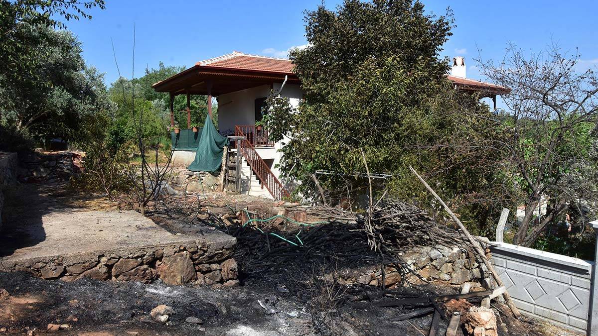 Muğla'nın Ula ilçesinde, yol kenarında başlayan yangın, orman ve makilik alana da sıçradı. Ula'da orman yangınında 2 ev tahliye edildi.