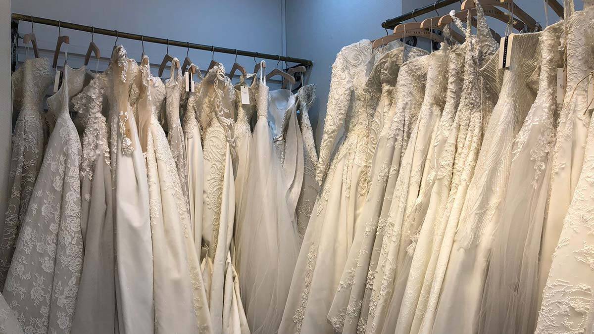 Gelin adayları gelinlikçilere akın etti