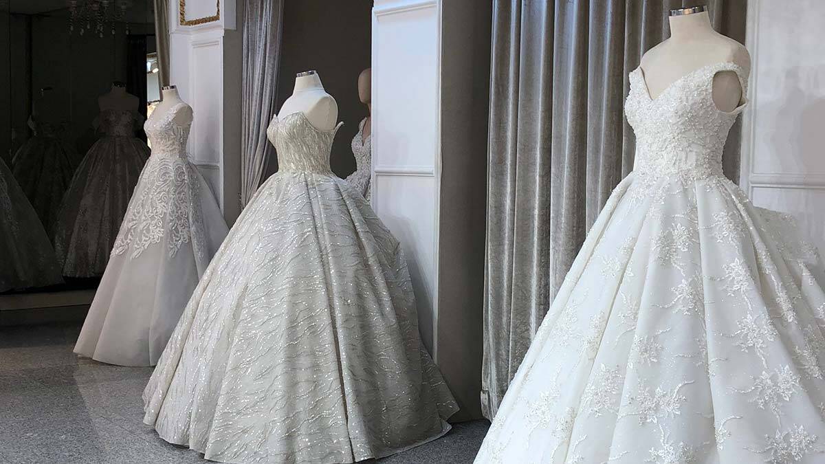 Koronavirüs salgınıyla birlikte uzunca bir süre 'mola' verilen düğün ve nikahlar, yeniden başladı. Gelin adayları gelinlikçilere akın etti.