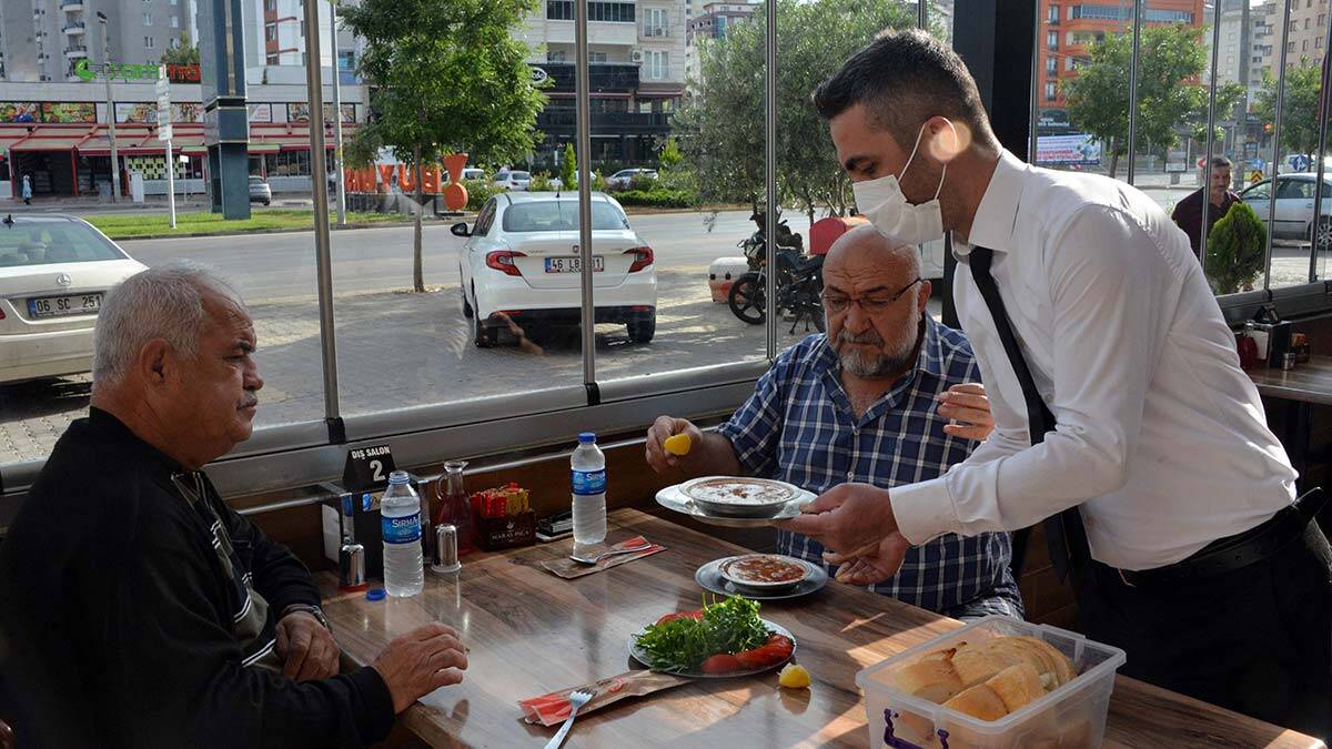 Yasak kalktı Kahramanmaraşlılar paçacılara koştu, Kahramanmaraş'ta yeni normalleşmeyle lokanta, kafe ve restoranlar müşteri ağırlamaya başladı.