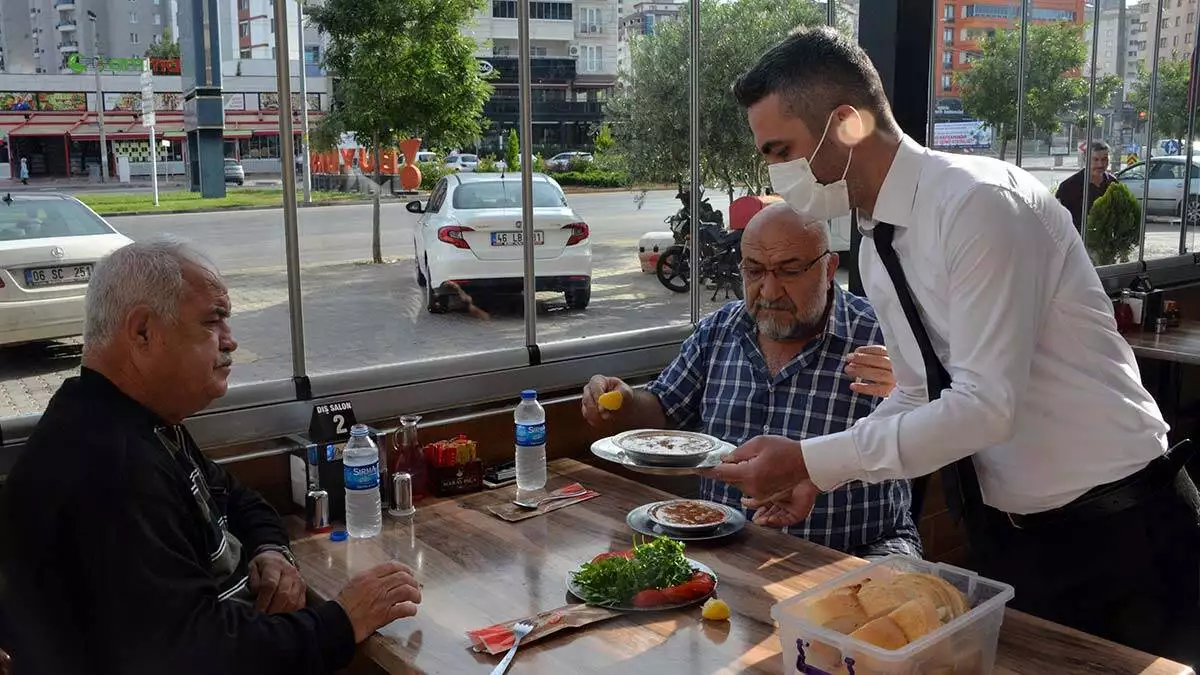 Yasak kalktı kahramanmaraşlılar paçacılara koştu, kahramanmaraş'ta yeni normalleşmeyle lokanta, kafe ve restoranlar müşteri ağırlamaya başladı.