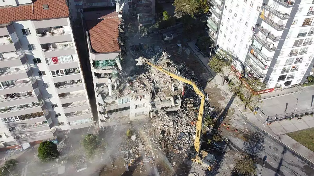 İzmir'deki 6. 6'lık depremde yıkılan, 11 kişinin öldüğü, 11 kişinin de yaralandığı yılmaz erbek apartmanı depremde göz göre göre yıkılmış.