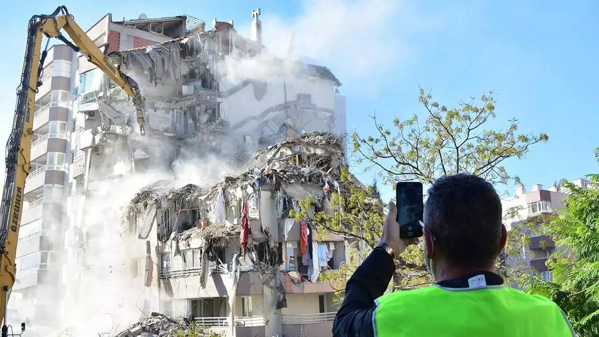 Yılmaz erbek apartmanı depremde göz göre göre yıkılmış
