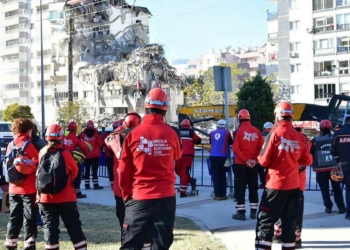Yılmaz Erbek Apartmanı depremde göz göre göre yıkılmış