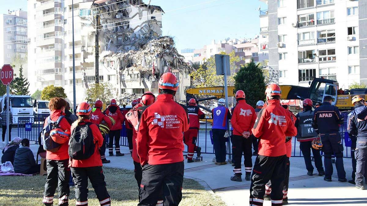 Yılmaz Erbek Apartmanı depremde göz göre göre yıkılmış