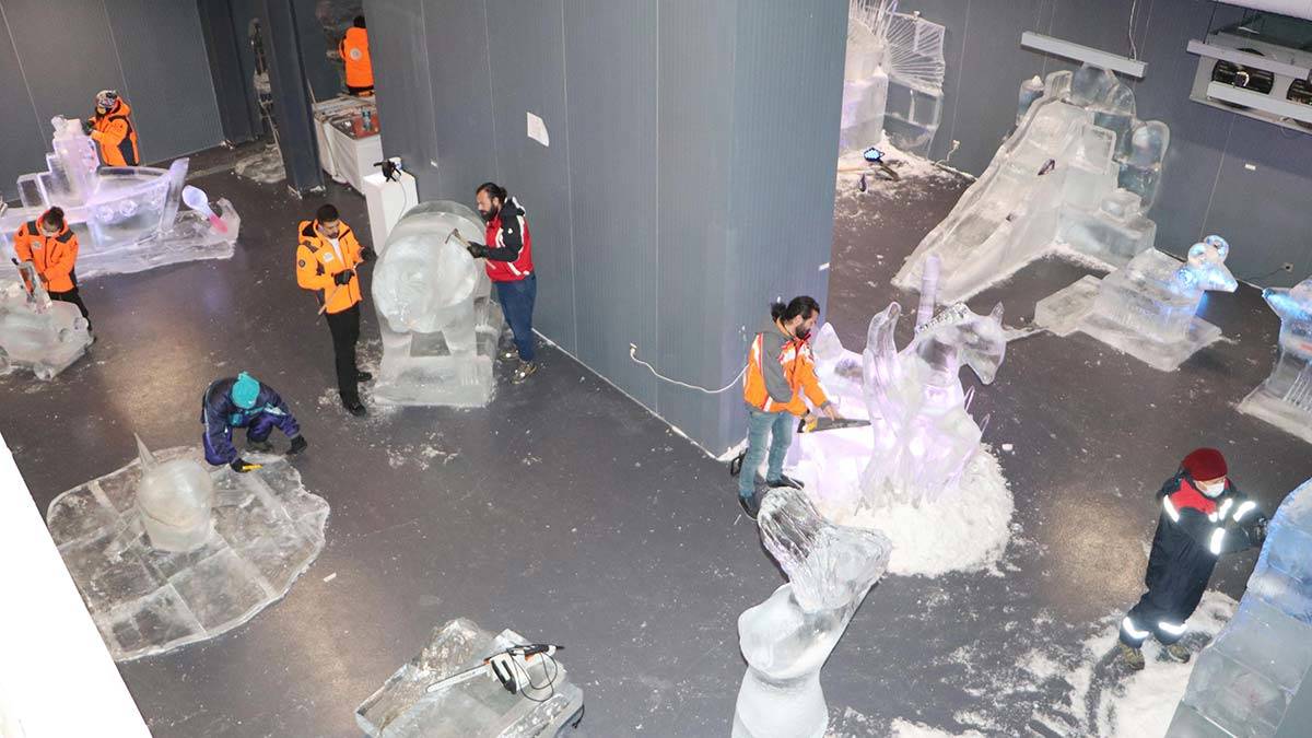 Erzurum'da, Atatürk Üniversitesi Güzel Sanatlar Fakültesi (GSF) Heykel Bölümü, 15 Temmuz darbe girişimini buza işliyor. 