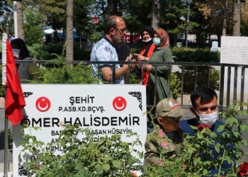 Ömer Halisdemir'in kabri ziyaretçilerle doldu