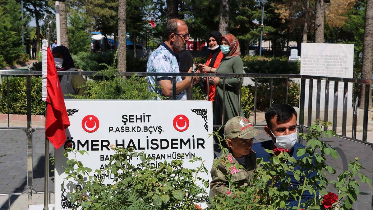 Ömer Halisdemir'in kabri ziyaretçilerle doldu