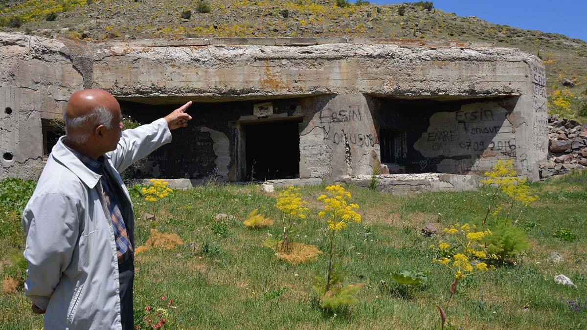 Rus saldırılarına karşı yapılan koruganlar arazide kaldı