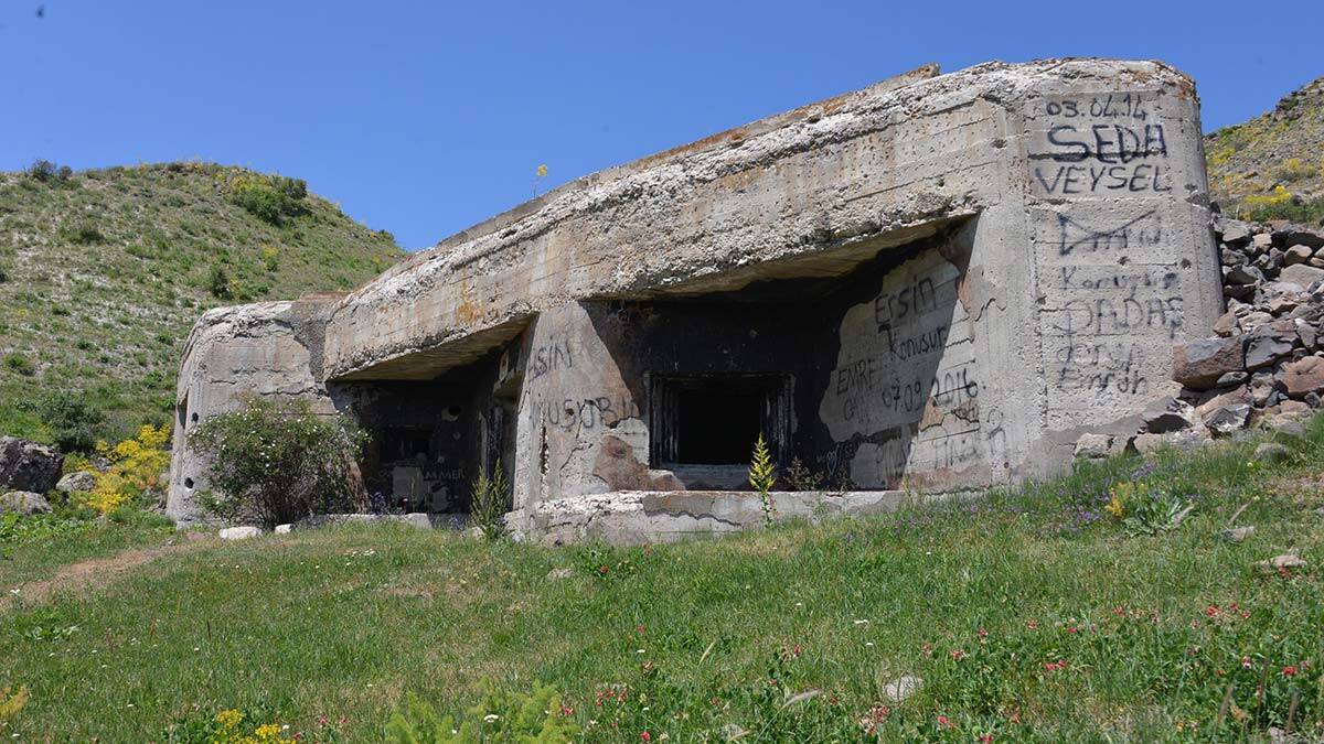 Rus saldırılarına karşı yapılan koruganlar arazide kaldı