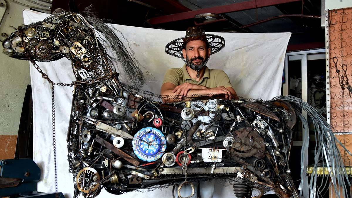 3 bin atık malzemeden 2 yılda at yaptı