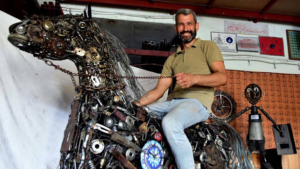 3 bin atık malzemeden 2 yılda at yaptı