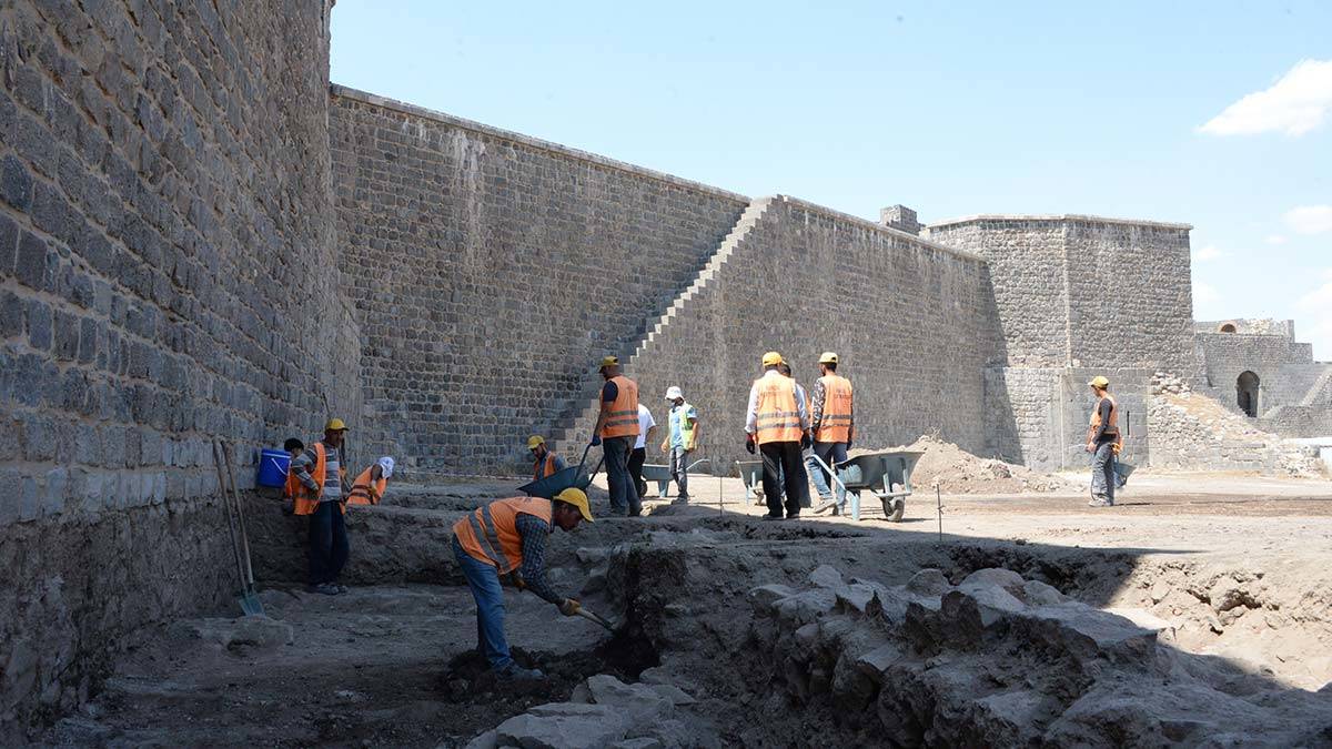 5 Bin Yıllık Diyarbakır Surlarının İnşasına Mercek Tutulacak