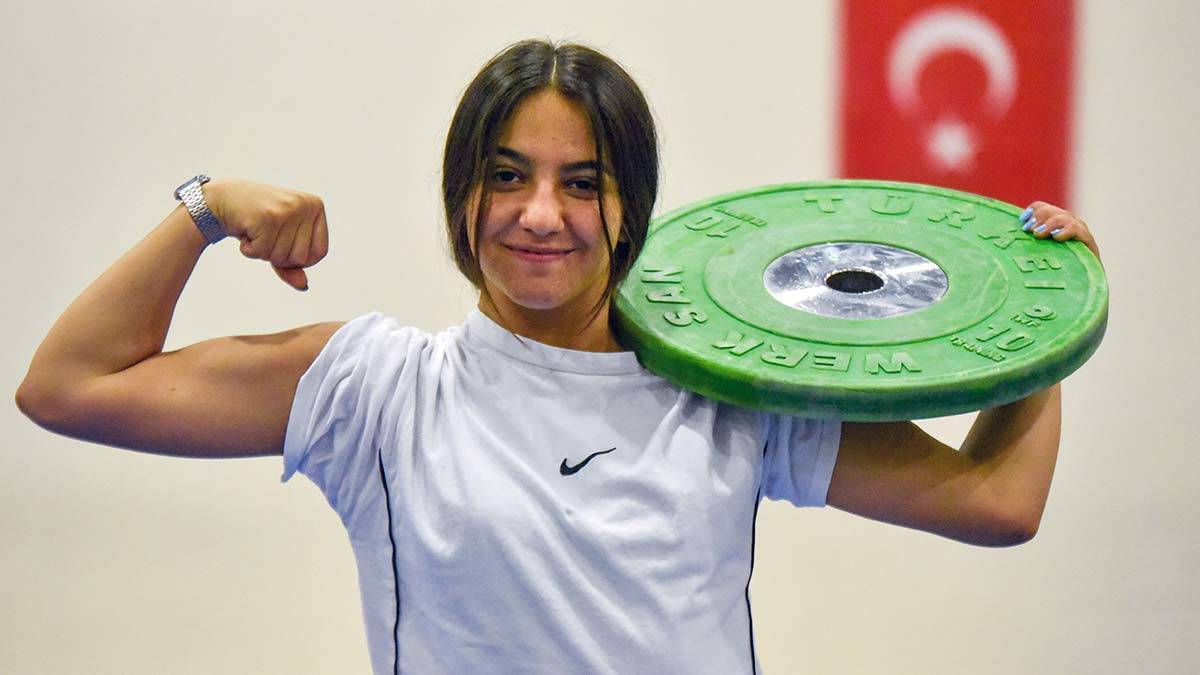 5 Litrelik Bidon ile Çalışan Sporcuya Bronz Madalya