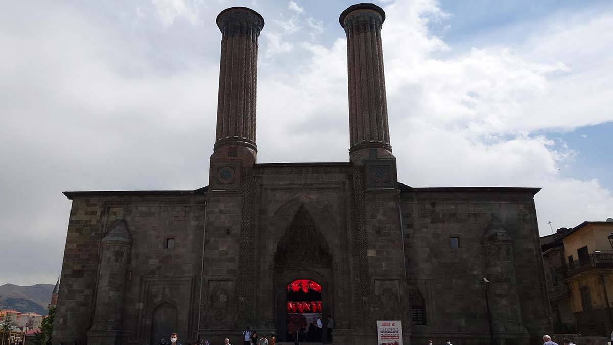 90 eser Çifte Minareli Medrese'de sergileniyor
