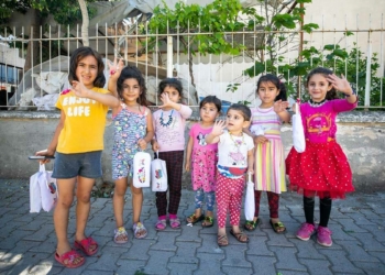 Bugün bayram çocuklar mutlu