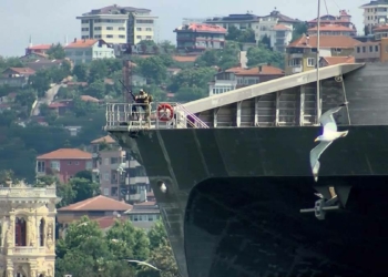 ABD savaş gemisi silahlı askerlerle Boğaz'dan geçti